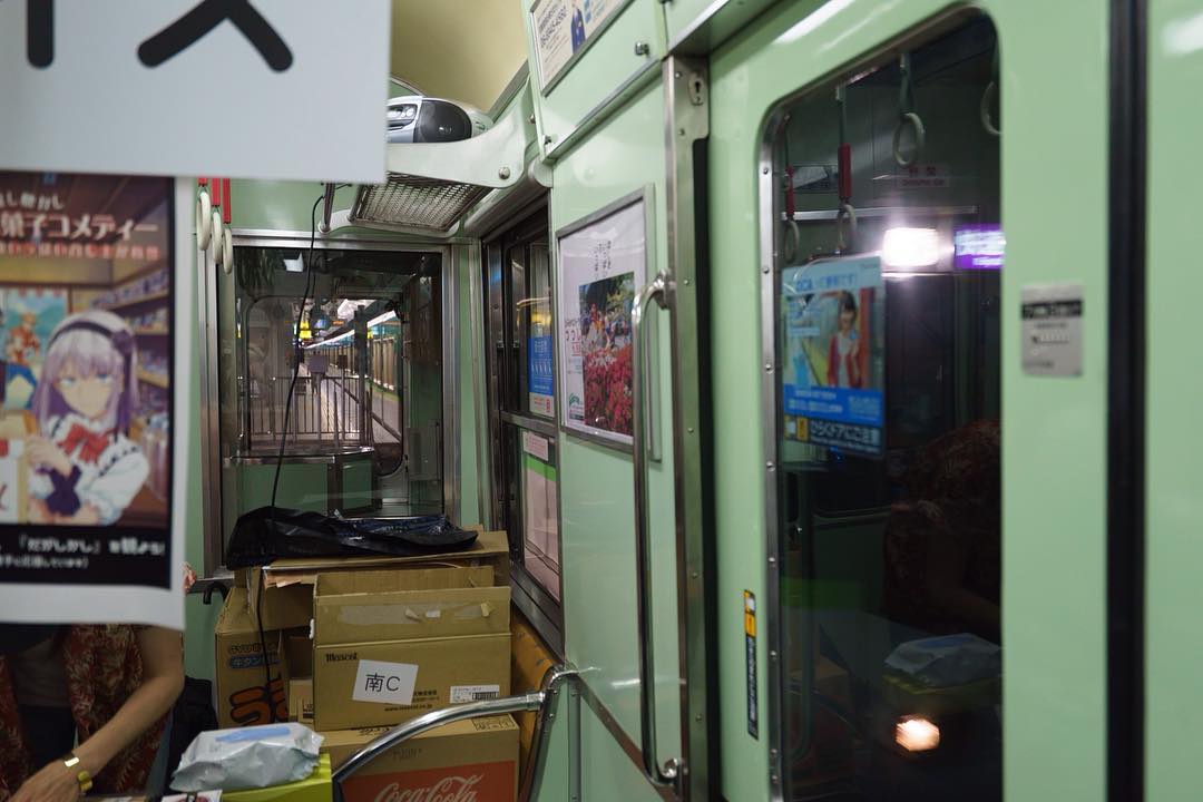 #中之島 #ホーム酒場 のすぐ隣では通常運行の電車が行き交うのもまた趣があるねぇ。 #飲み歩記