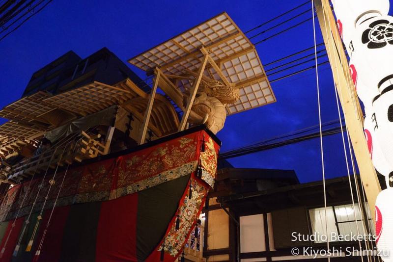 龍頭が鉾に乗っけられるとまた別格の雰囲気が。 #kyoto #gionmatsuri #yoiyama #京都 #祇園祭 #宵山 #後祭 #大船鉾