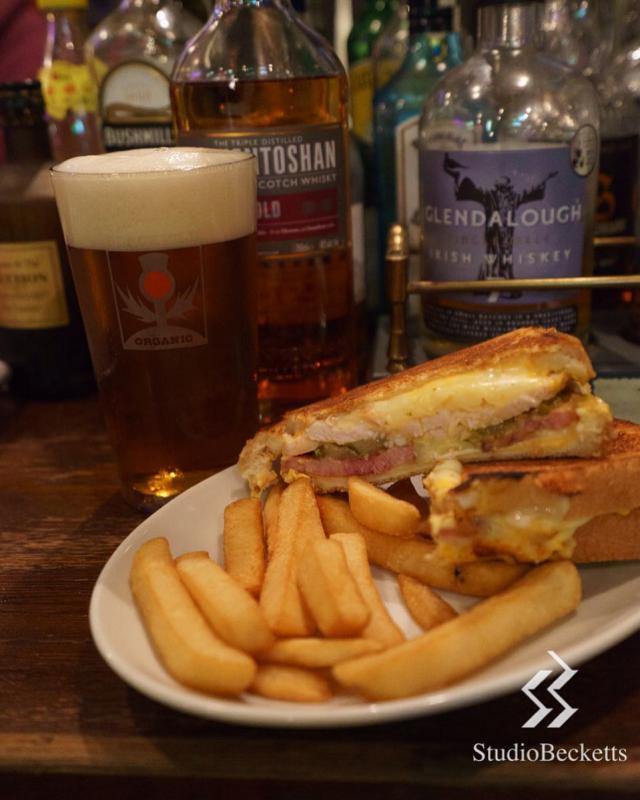 Cuban sandwich and Blackisle Pale Ale. Aye, very nice pairing! ;) / キューバンサンドとブラックアイルのペールエール。実にけしからんペアリングっす！ #kyoto #beer #blackislebrewery @BlackIsleBeer